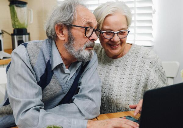Elderly-couple-laptop
