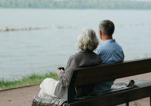 Elderly-couple-on-bench